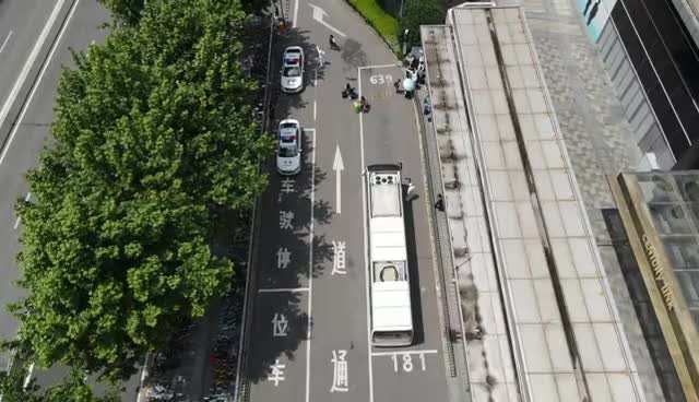 它曾是浦东唯一的过江保障公交站，民警日夜守护