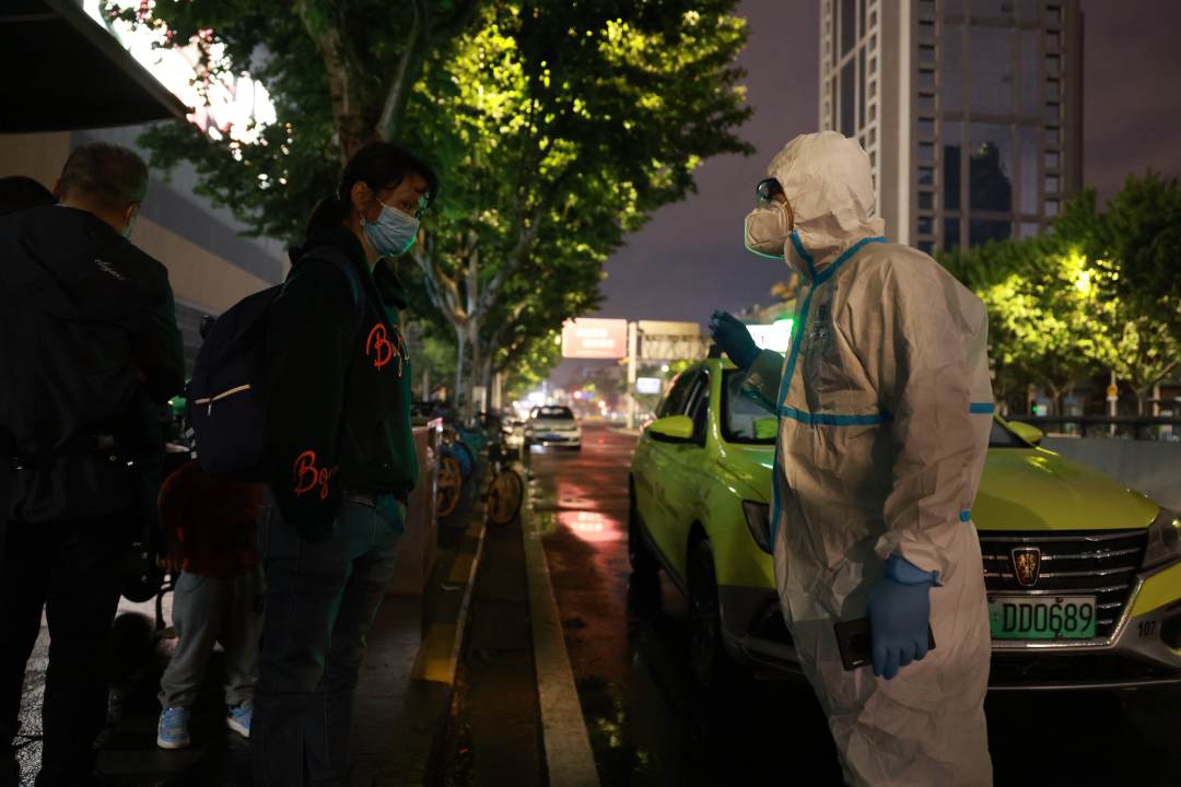 它曾是浦东唯一的过江保障公交站，民警日夜守护