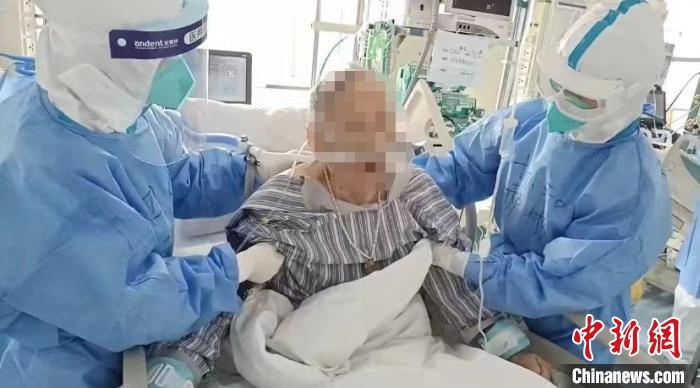 湖北护士姐妹花守护高龄老人生命。　上海九院供图