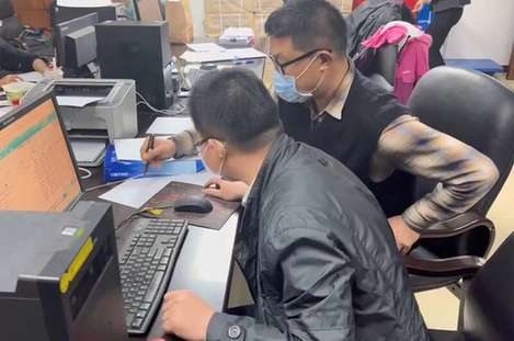 每当电话响起，这位90后就会进入“战斗”状态