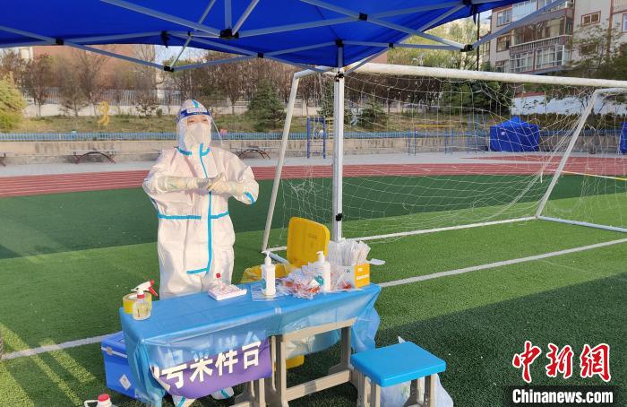 国际护士节拳拳之心战疫情：小桌子，大责任