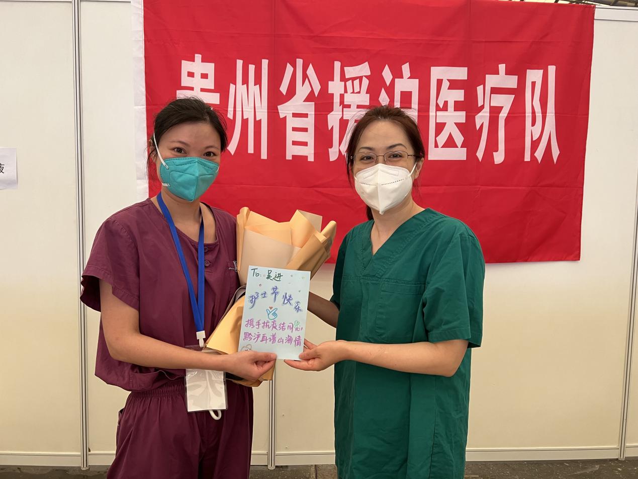 今天是国际护士节，这个方舱医院的护士收到一份特殊的礼物