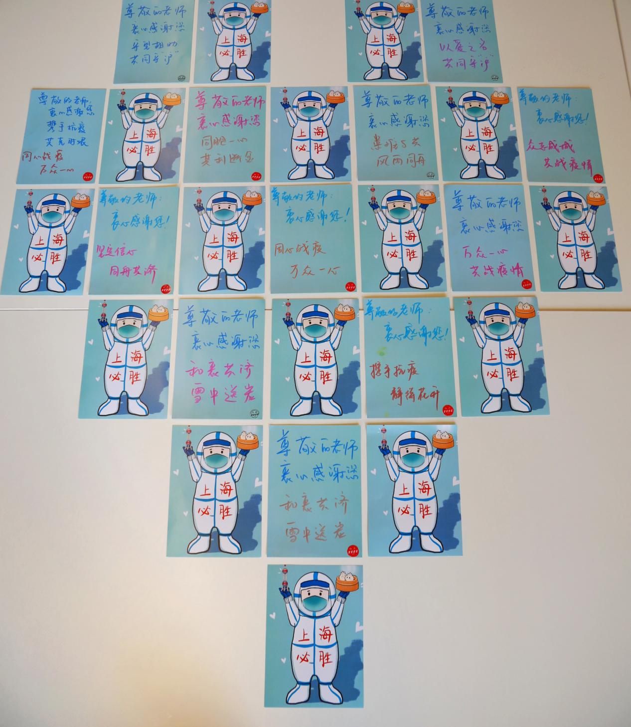 今天是国际护士节，这个方舱医院的护士收到一份特殊的礼物