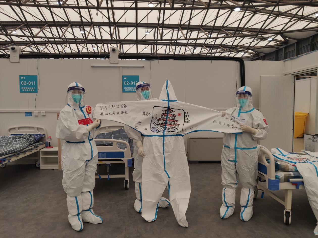 今天是国际护士节，这个方舱医院的护士收到一份特殊的礼物