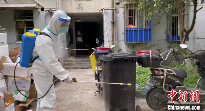 （上海战疫录）守“沪”日志：专业团队“持证上岗”开展环境清洁消杀