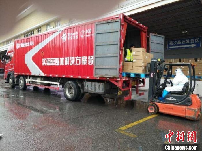 (上海战疫录)一线|“骑士团”扛起46万份消杀物资配送