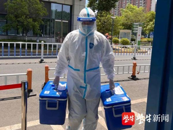 穿上防护服，检察官变身与时间赛跑的核酸样本转运员