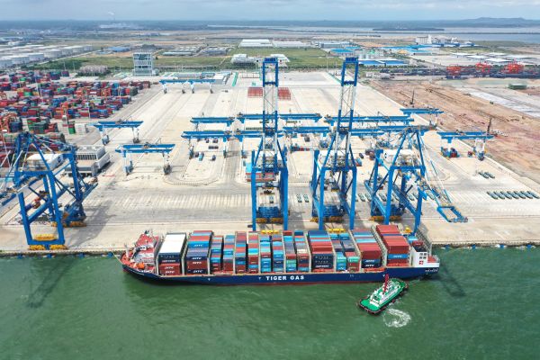 广西钦州大榄坪南作业区7、8号自动化集装箱泊位（新华社发）