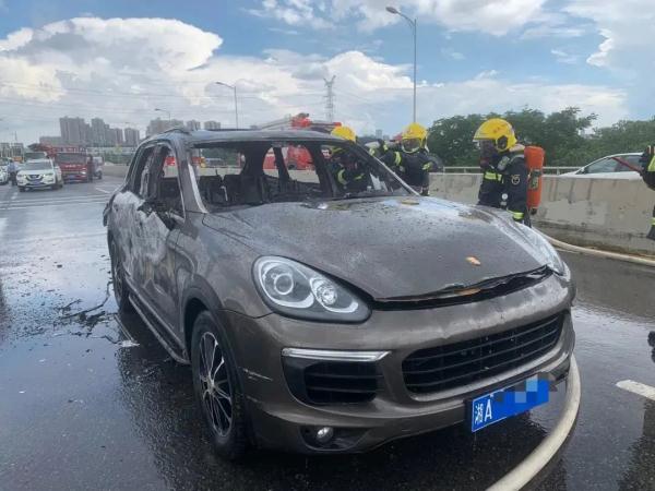 一私家车行驶中突然起火!孩子的警觉救了一车人! 一私家车行驶中突然起火!孩子的警觉救了一车人!