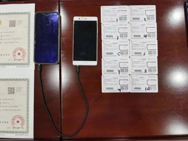 两部手机一根线,不用说话就骗钱! 两部手机一根线,不用说话就骗钱!