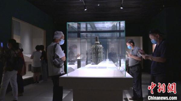 上海博物馆重新开馆 迎来首批观众