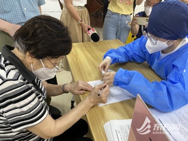 89岁闻玉梅院士接种新冠疫苗加强针 呼吁“同龄人”应接尽接