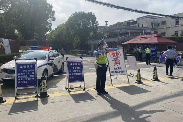 高中学业水平等级考开考首日 上海交警细致部署全力护考