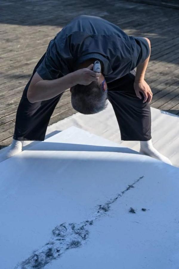 这位艺术家，用10万根花发创作“东方明珠图”