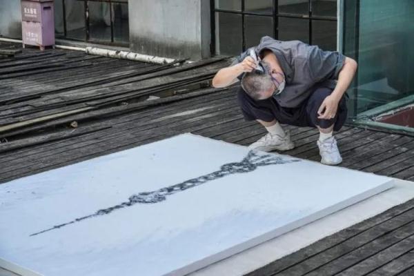 这位艺术家，用10万根花发创作“东方明珠图”