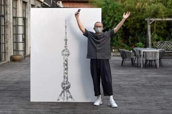 这位艺术家，用10万根花发创作“东方明珠图”