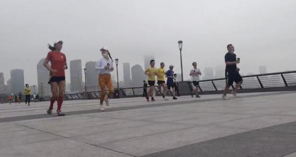 外滩晨跑、地铁通勤、高架车水马龙,如常的上海回来了!注意:地铁出行有乘客被劝离...重要提醒→ 外滩晨跑、地铁通勤、高架车水马龙,如常的上海回来了!注意:地铁出行有乘客被劝离...重要提醒→