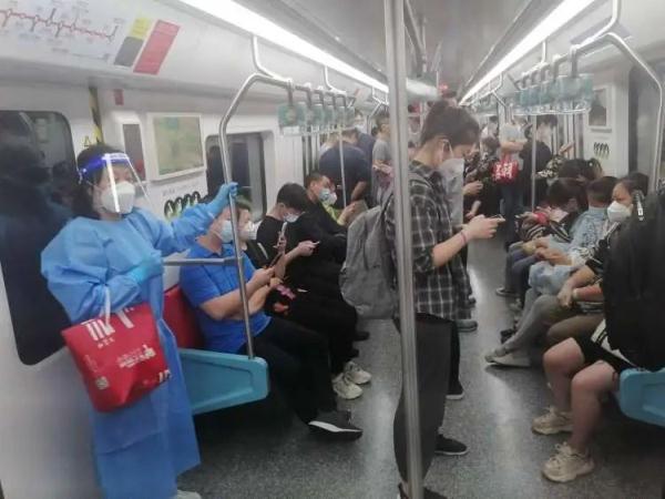 外滩晨跑、地铁通勤、高架车水马龙,如常的上海回来了!注意:地铁出行有乘客被劝离...重要提醒→ 外滩晨跑、地铁通勤、高架车水马龙,如常的上海回来了!注意:地铁出行有乘客被劝离...重要提醒→