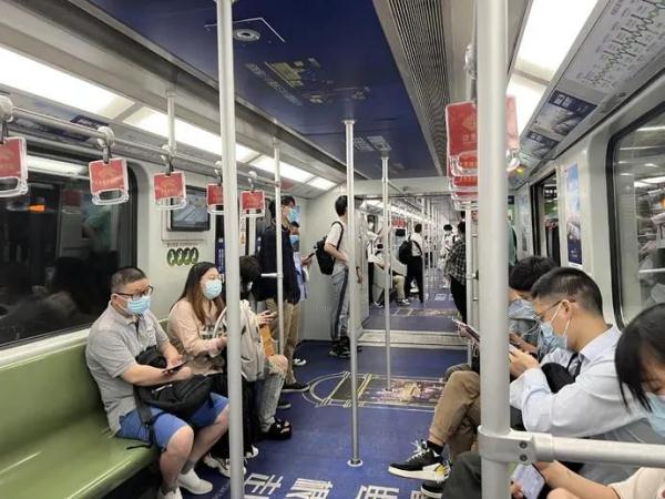 外滩晨跑、地铁通勤、高架车水马龙,如常的上海回来了!注意:地铁出行有乘客被劝离...重要提醒→ 外滩晨跑、地铁通勤、高架车水马龙,如常的上海回来了!注意:地铁出行有乘客被劝离...重要提醒→