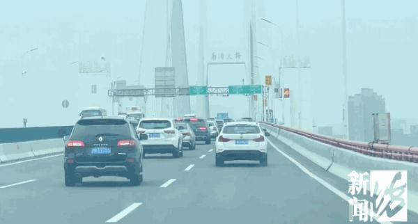 外滩晨跑、地铁通勤、高架车水马龙,如常的上海回来了!注意:地铁出行有乘客被劝离...重要提醒→ 外滩晨跑、地铁通勤、高架车水马龙,如常的上海回来了!注意:地铁出行有乘客被劝离...重要提醒→