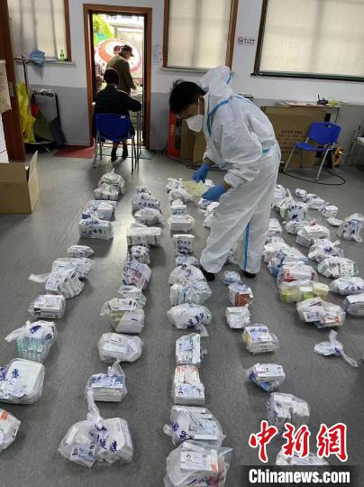 李慧娟:深入“风暴眼”的49天“战疫日记” (上海战疫录)一线|李慧娟:深入“风暴眼”的49天“战疫日记”