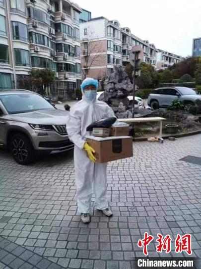 (上海战疫录)一线丨65岁的志愿者殷玉麒:“天天在岗”不言休 (上海战疫录)一线丨65岁的志愿者殷玉麒:“天天在岗”不言休