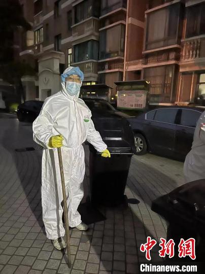 (上海战疫录)一线丨65岁的志愿者殷玉麒:“天天在岗”不言休