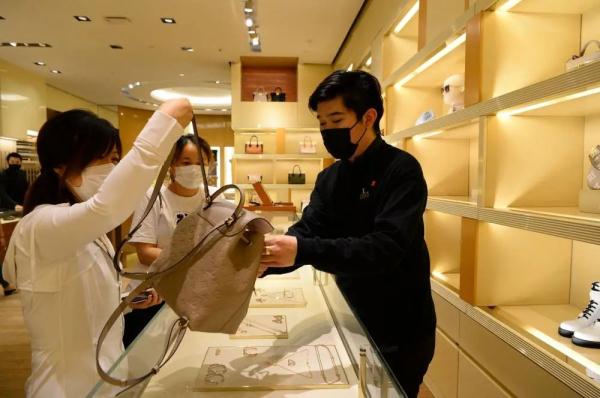 “好久没来逛商场了！”恒隆广场重新开门迎客，静安商圈6月1日后全面恢复线下营业→