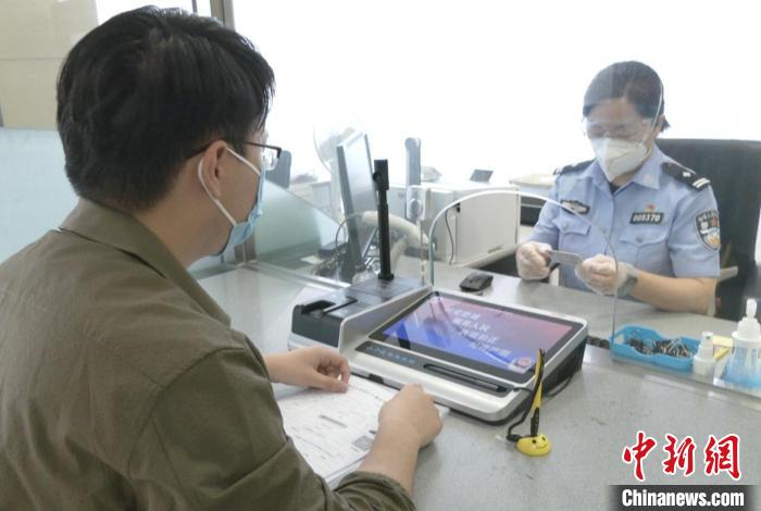 (上海战疫录)上海公安出入境开通绿色通道保障紧急必要办证需求 (上海战疫录)上海公安出入境开通绿色通道保障紧急必要办证需求