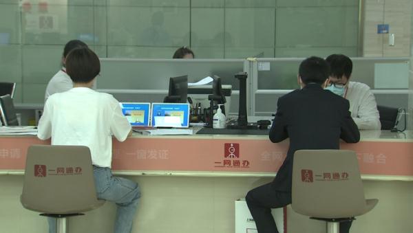 上海一地列为中风险，报告病例3名同住人均确诊，这个区取消出入证管理！