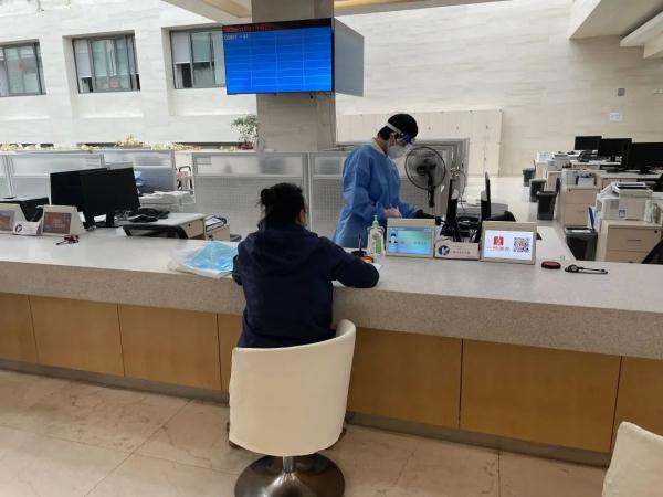 上海一地列为中风险，报告病例3名同住人均确诊，这个区取消出入证管理！