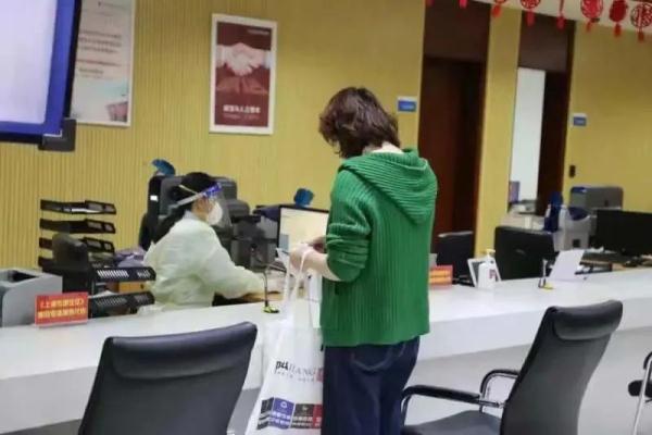 上海一地列为中风险，报告病例3名同住人均确诊，这个区取消出入证管理！