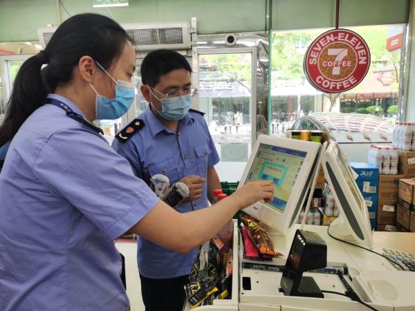 严查“雪糕刺客”“雨伞套路” 北京朝阳15家门店存违法行为