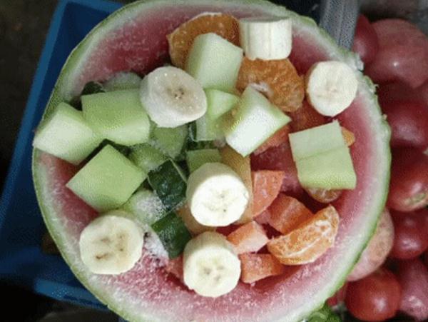 快看大熊猫啃西瓜冰 上海动物园“西郊特供雪糕”清凉登场