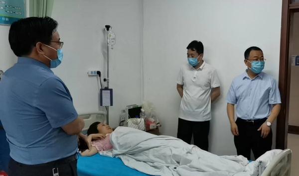 多地核酸采样人员中暑晕倒，有医护头绑雪糕