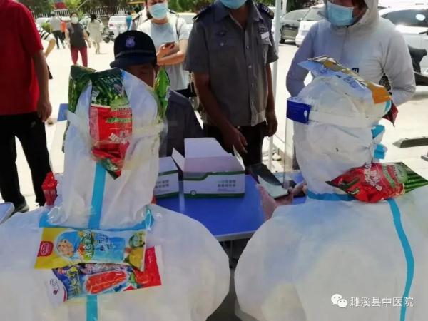 多地核酸采样人员中暑晕倒，有医护头绑雪糕