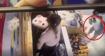 监控曝光！贵阳一男子尾随女子干这事，夏天来了女性一定要小心