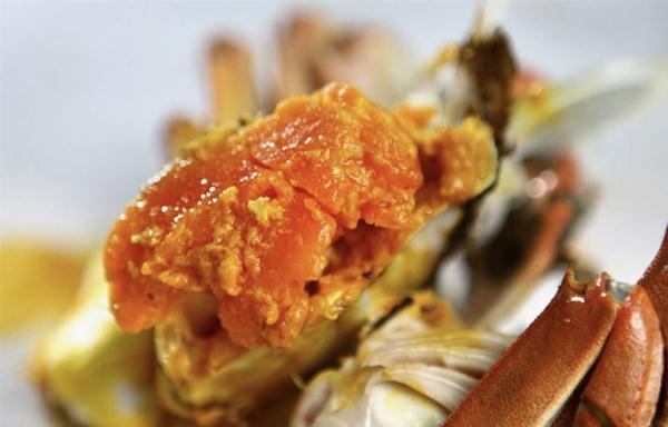 高温催热夏日经济：“六月黄”大闸蟹、小龙虾、冰淇淋、甜品等美食销售火爆