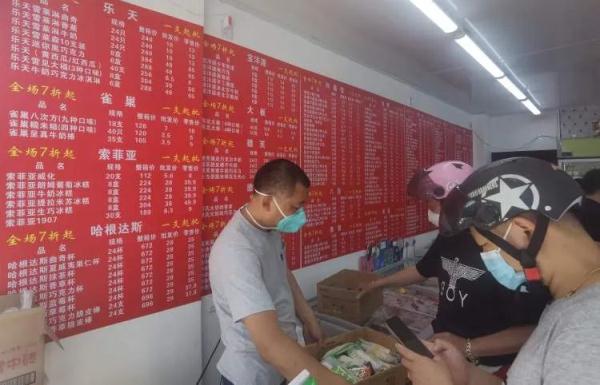 7毛一根！上海居民抱着箱子来批发