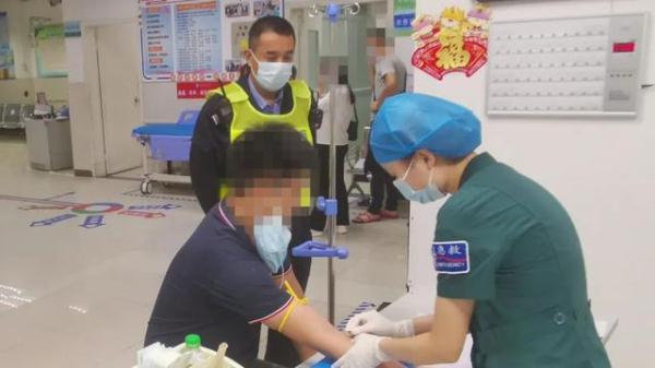 男子给儿子庆祝生日，却做了这件事！回家路上竟问：会影响儿子考公务员吗？