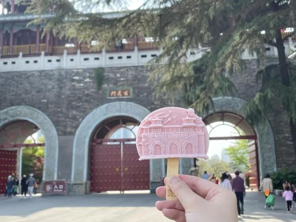 玄武门、鸡鸣寺、夫子庙皆成“雪糕”,文创出圈变网红 玄武门、鸡鸣寺、夫子庙皆成“雪糕”,文创出圈变网红