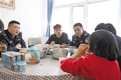 爸爸被刑拘后,小女孩“住”进了派出所…… 爸爸被刑拘后,小女孩“住”进了派出所……