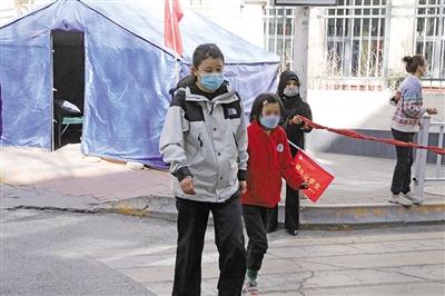 爸爸被刑拘后,小女孩“住”进了派出所…… 爸爸被刑拘后,小女孩“住”进了派出所……