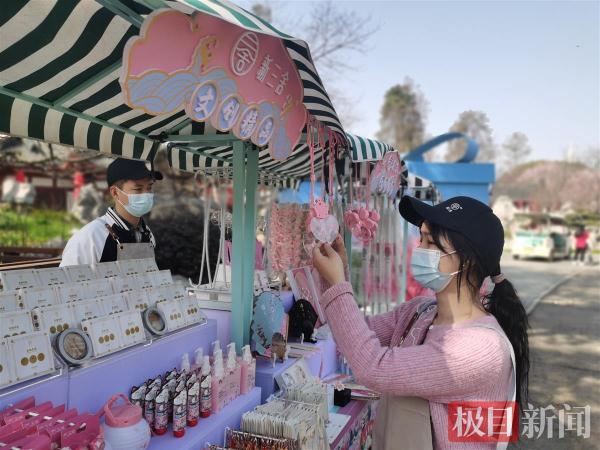 100多种产品琳琅满目，武汉东湖樱花文创市集受热捧