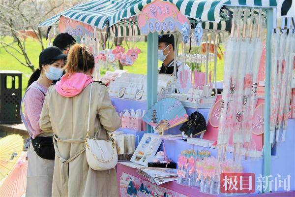 100多种产品琳琅满目，武汉东湖樱花文创市集受热捧