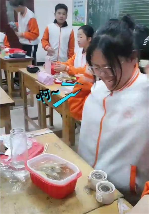 山东一中学老师自费请全班吃自热火锅奖励进步，学生们说下次要吃席