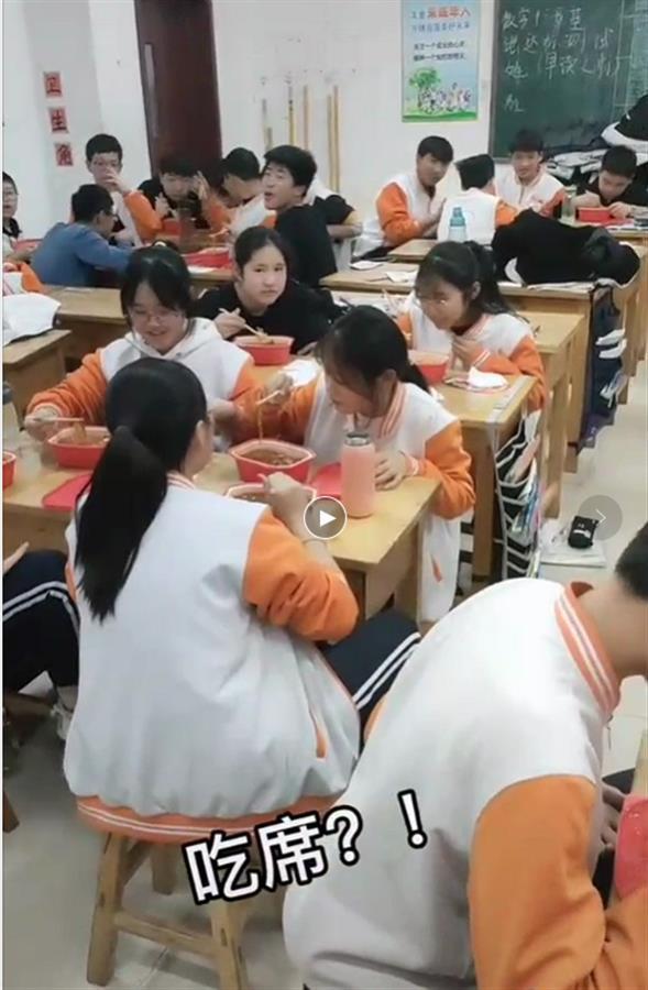 山东一中学老师自费请全班吃自热火锅奖励进步，学生们说下次要吃席