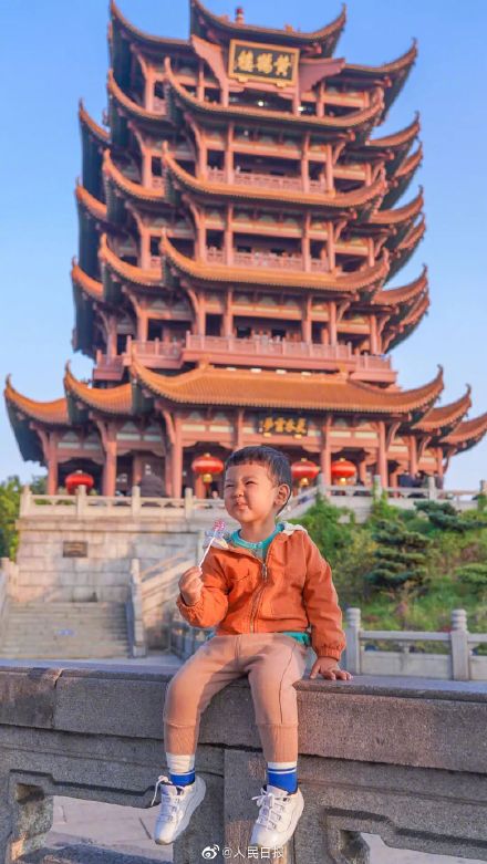 仙气飘飘！黄鹤楼发光棒棒糖