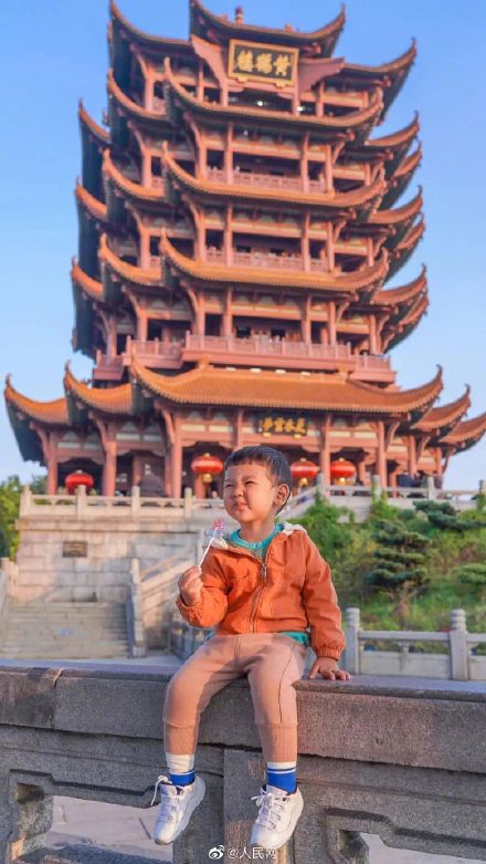 太仙了！黄鹤楼上新会发光的棒棒糖
