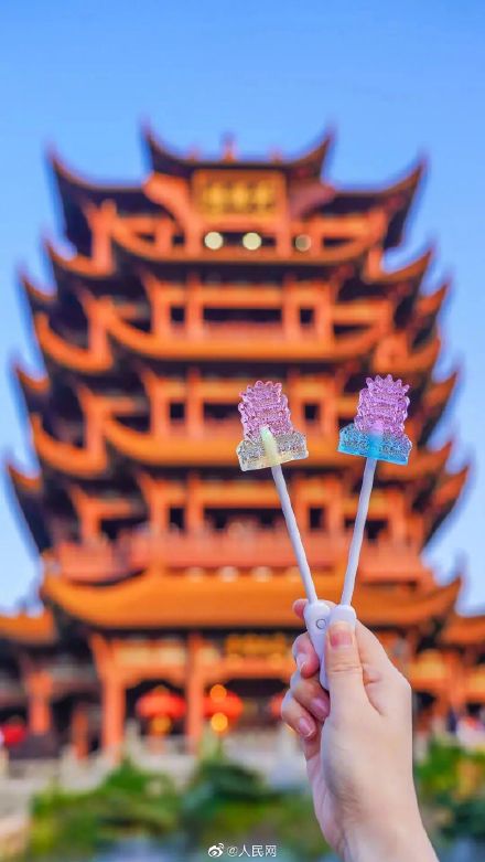 太仙了！黄鹤楼上新会发光的棒棒糖